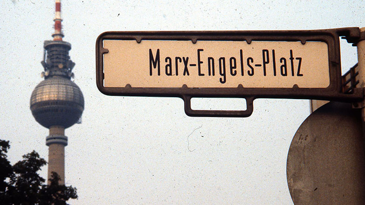 Kommunismi-East_Berlin_street_sign_for_Marx-Engels-Platz_and_television_tower_1984-US communist party site-FB